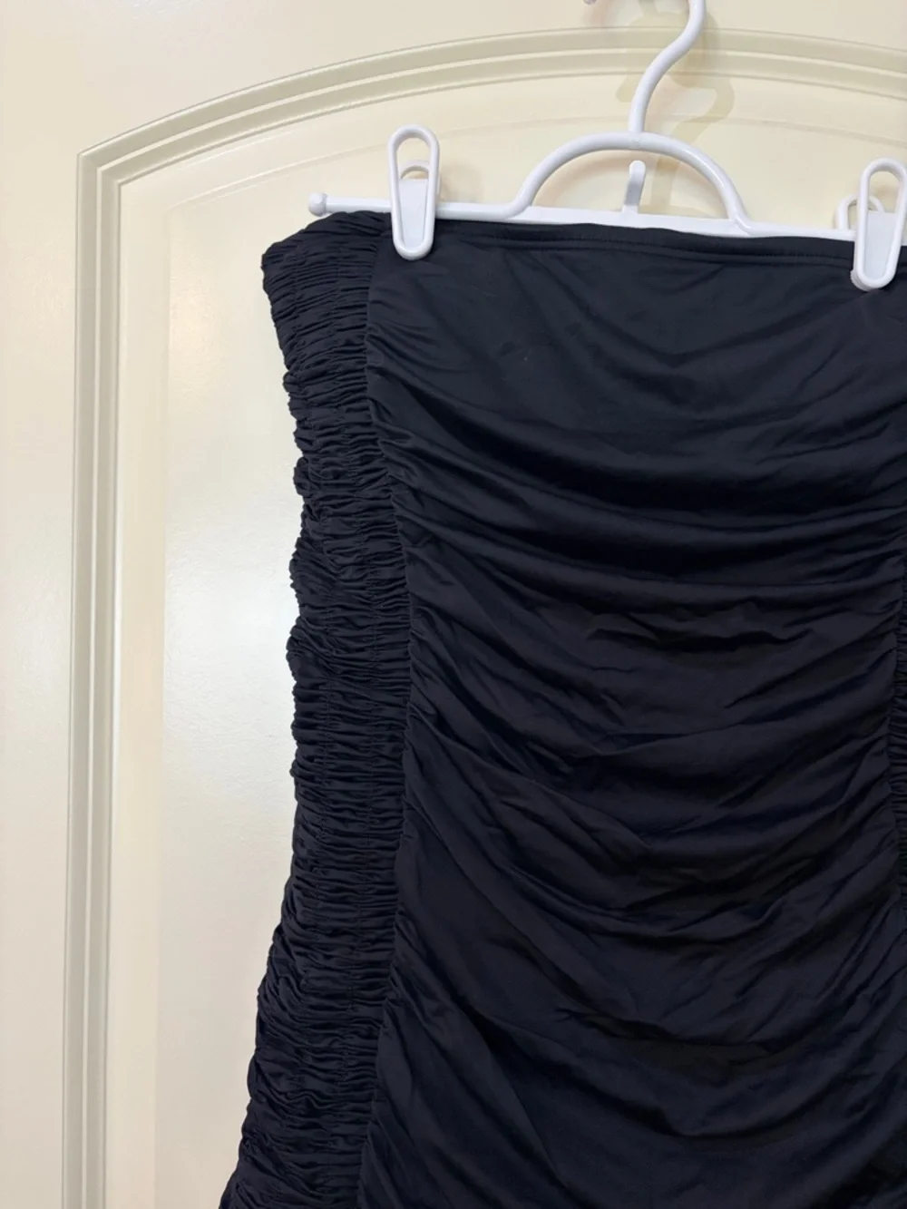 Black Ruched Strapless One-Piece Swimsuit - Picture 2 of 8